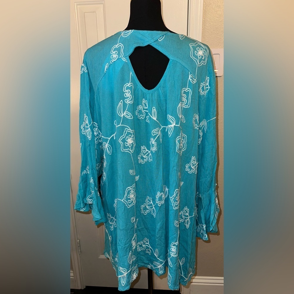 Catherines Blue Tunic Top Women’s 1X NWT Bell Sleeves Keyhole Back Rayon Flowy - Picture 5 of 12